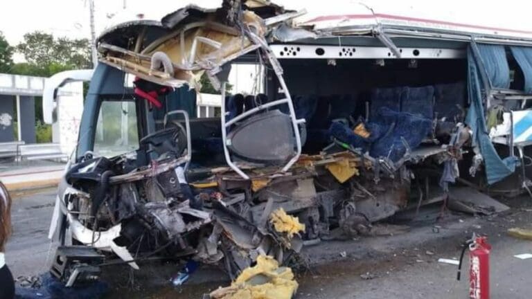 Chofer desbarata autobús sobre el bulevar Colosio de Cancún