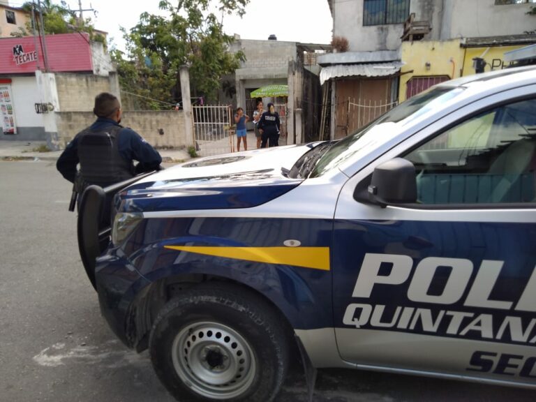 Encuentran pistola dorada en el patio de una casa en Cancún