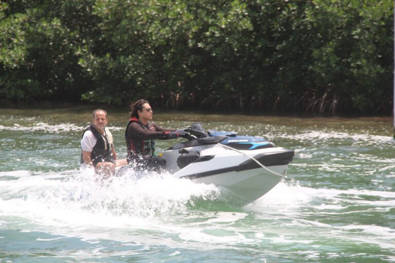 Pese a las banderas rojas, bañistas disfrutan de las playas de la Zona Hotelera de Cancún