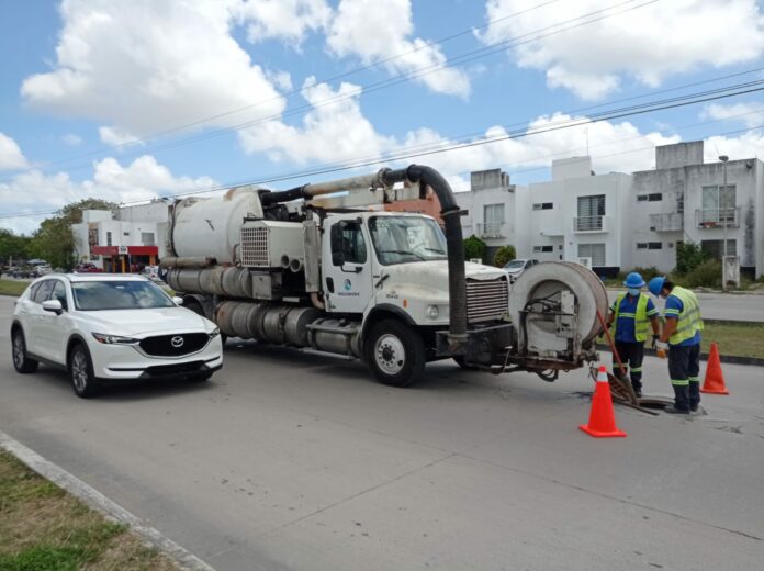 Denuncian drenaje tapado en la avenida 135 de Cancún