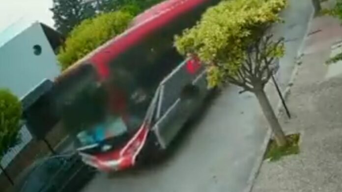 Adolescente de 12 años se roba un bus, lo maneja por 3 kilómetros y daña varios coches en el camino