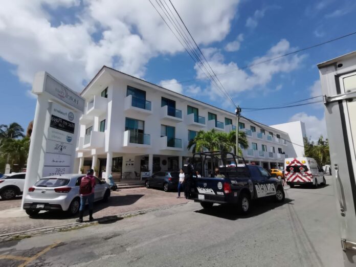 Italianos riñen en hotel de Playa del Carmen y uno acaba acuchillado