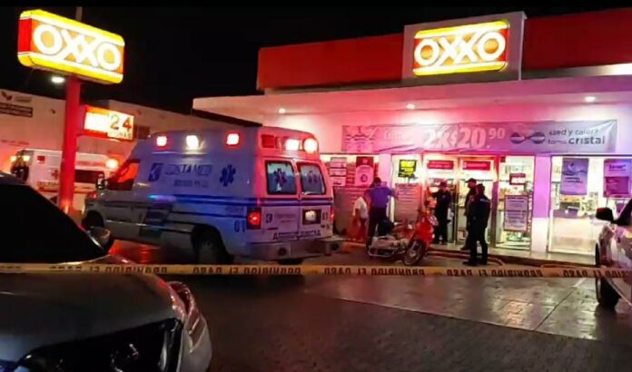 Un hombre que sangraba de ambas muñecas comenzó a aporrear la puerta de una tienda de conveniencia, en la colonia San Gervasio, antes de perder el conocimiento y fallecer, esta madrugada.