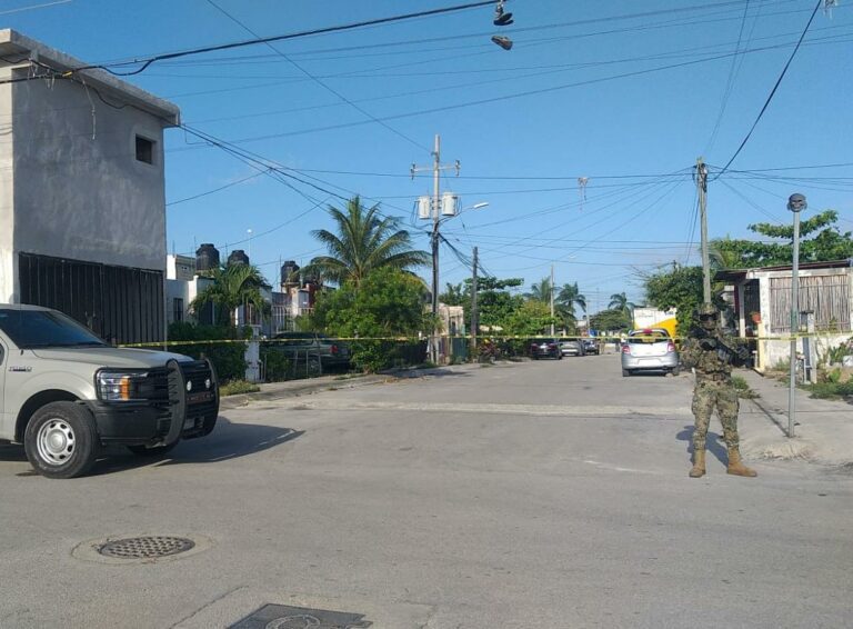 Sujetos asesinaron a una persona y lesionaron a otra en el fraccionamiento Las Palmas de Cancún la mañana de este domingo. Foto: SIM