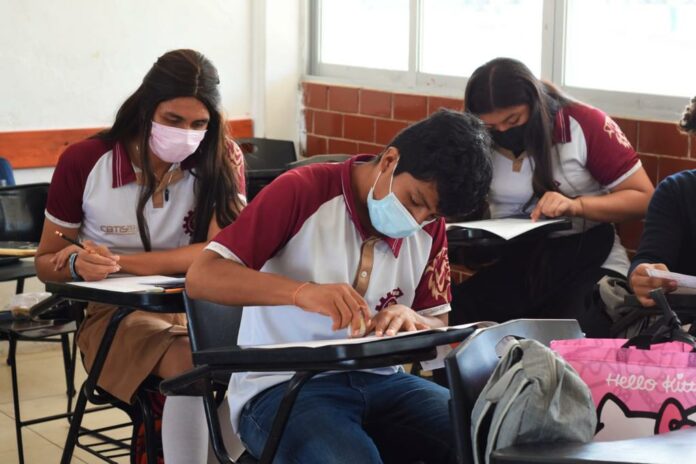 Se le aplicó la prueba Planea 2022 a los estudiantes del último grado de la educación media superior en Quintana Roo. Foto: Gobierno de Quintana Roo