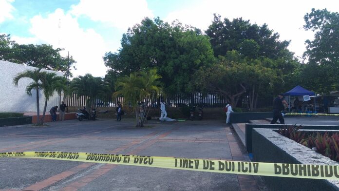 Muere un indigente afuera del IMSS de la Kabah en Cancún; segunda persona que muere en circunstancias similares en dos días. Foto: SIM