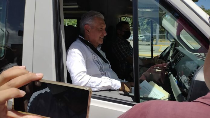 Llega López Obrador al aeropuerto de Chetumal para volar a Tulum