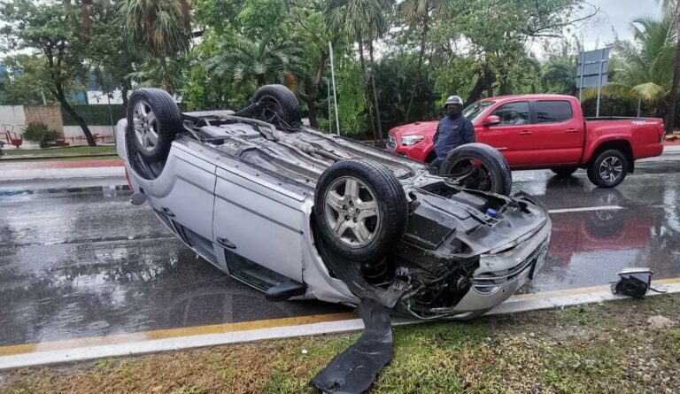 Conductor pierde el control, se estrella contra poste y vuelca en la Zona Hotelera de Cancún
