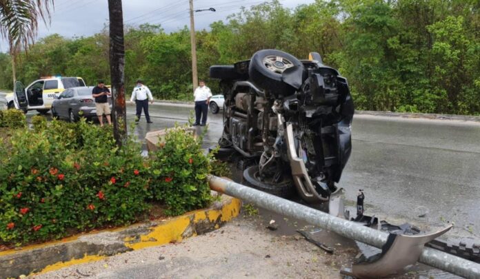 Por el asfalto mojado, camioneta pierde el control se vuelca sobre el Arco Vial de Cancún