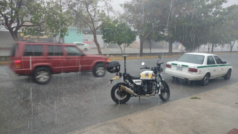 Fuertes lluvias anegan calles de Cancún
