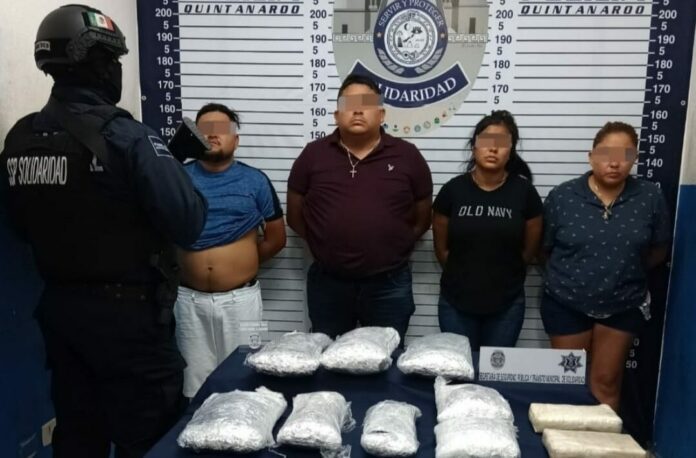 Con hasta 10 paquetes de droga fueron detenidos cuatro narcomenudistas en la colonia Ejido de Playa del Carmen. Foto: SP de Solidaridad