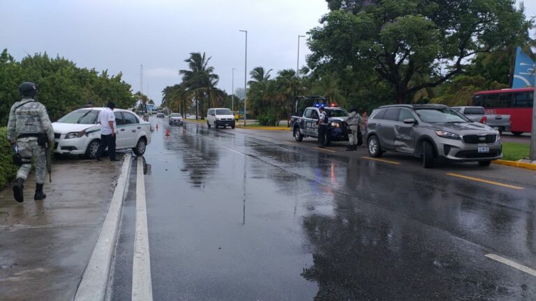 La lluvia causó un choque en la zona hotelera de Cancún. Por fortuna no hubo lesionados, aunque sí caos vial. Foto: Agencia SIM