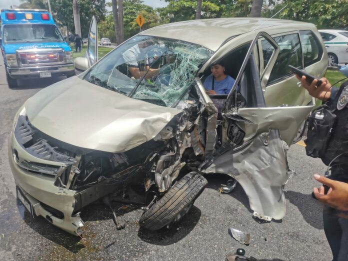 Fuerte accidente vehicular deja dos mujeres prensadas en la Zona Hotelera de Cancún