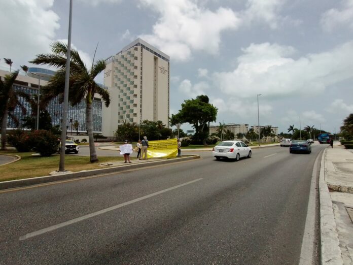 Ambulantes inconformes realizan plantón frente a Semarnat