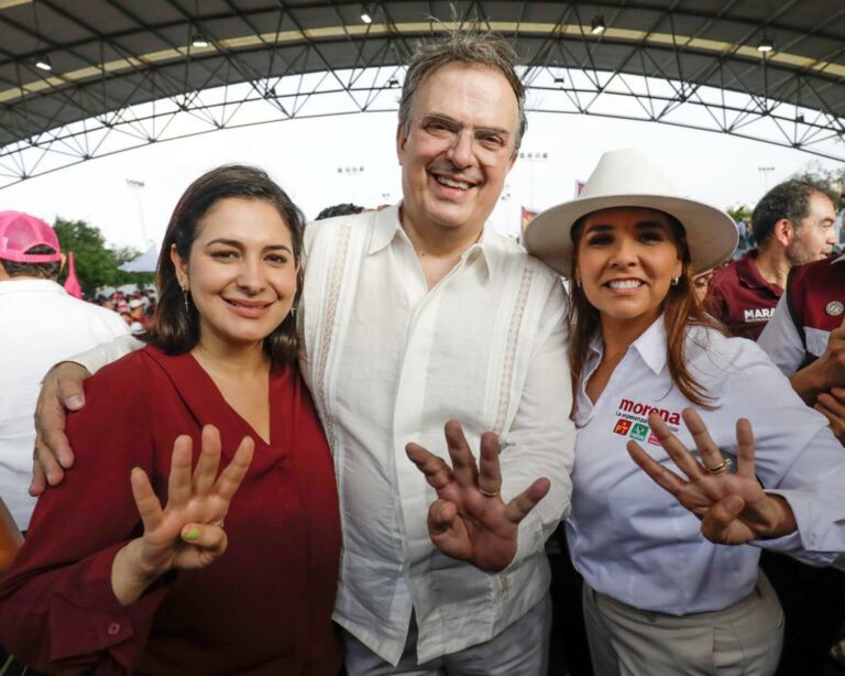 Respalda Marcelo Ebrard a Estefanía Mercado durante encuentro ciudadano