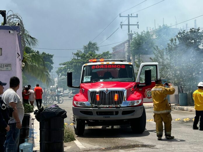 Incendio consume tres casas en Playa del Carmen