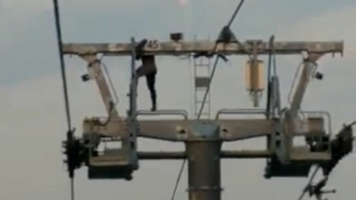 VIDEO: Captan a sujeto caminando sobre torre del cablebús en Iztapalapa