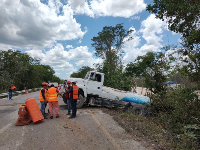 Vuelca pipa en la salida a la carretera de Cancún a Mérida