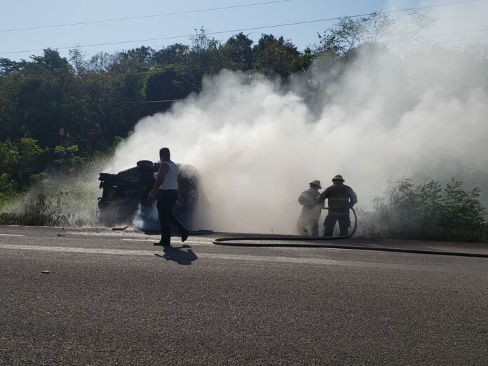 Incendio de van deja un muerto y 7 heridos en tramo carretero Felipe Carrillo Puerto-Bacalar