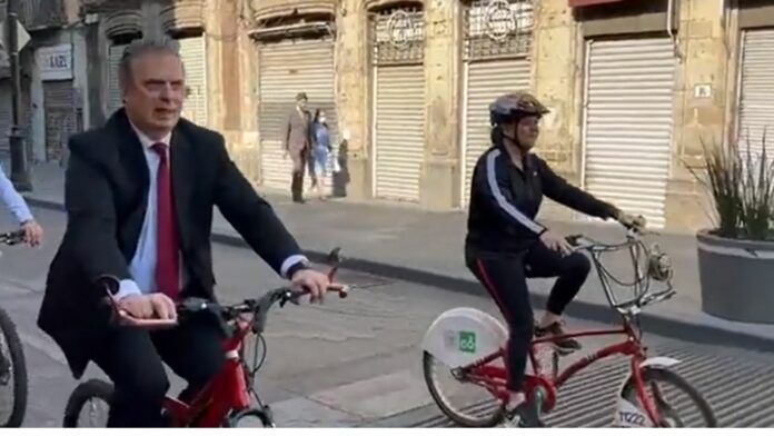 El canciller Marcelo Ebard se hizo viral en horas de la mañana por llegar en bicicleta al Palacio de Gobierno, esto a 15 años del inicio del Paseo Ciclista en la Ciudad de México.