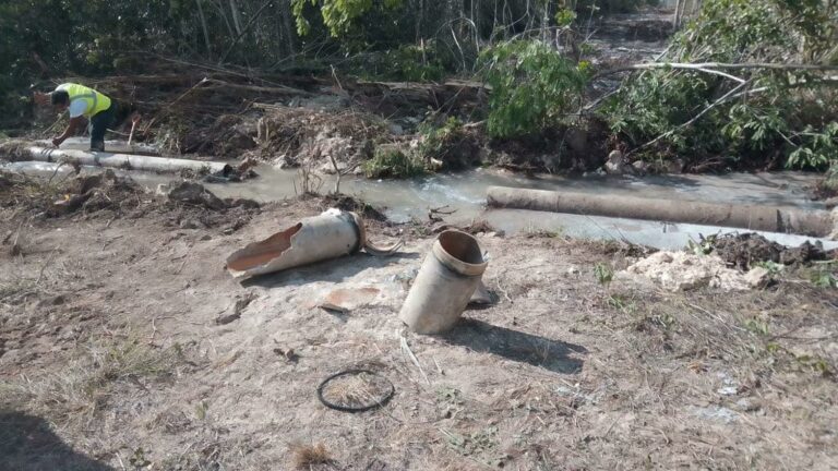 La fuga de agua causada por personal de la constructora ICA en Cancún ya fue reparada por el personal de la concesionaria Aguakan.