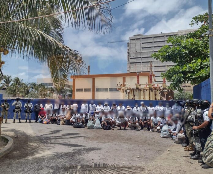 Detienen a 51 ambulantes durante operativo en playas de Cancún