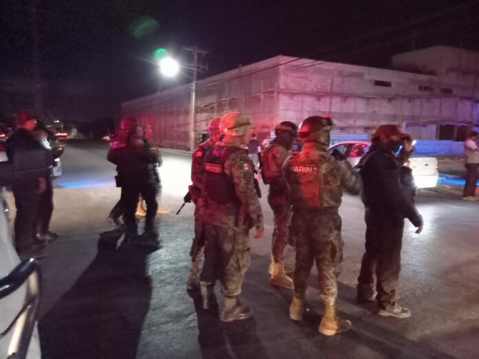 Sujetos se enfrentan con policías, después de balear veterinaria en Cancún