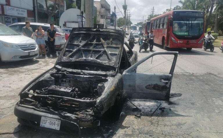 Arde vehículo en el kilómetro cero de Cancún 