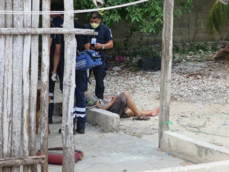 Hombre indigente recibe botellazo en la cabeza, en Cancún