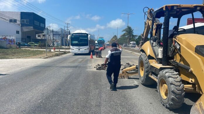 Avanza construcción de paso peatonal frente a la universidad Anáhuac