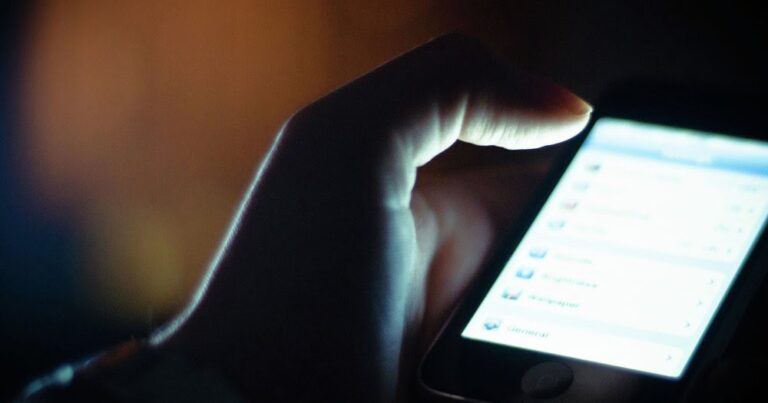 Detienen a empleado de Sears por robar fotos del celular de una cliente