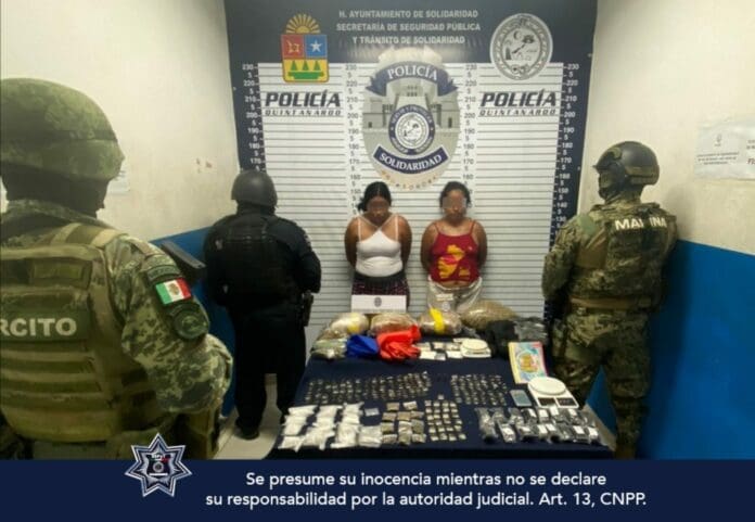 Detienen a dos mujeres con réplica de arma y más de 170 dosis en Playa del Carmen