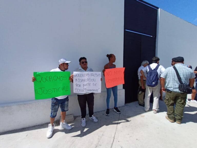 Protestan ante la Fiscalía de Cancún contra 'La Comandanta', acusada de influyentismo y discriminación