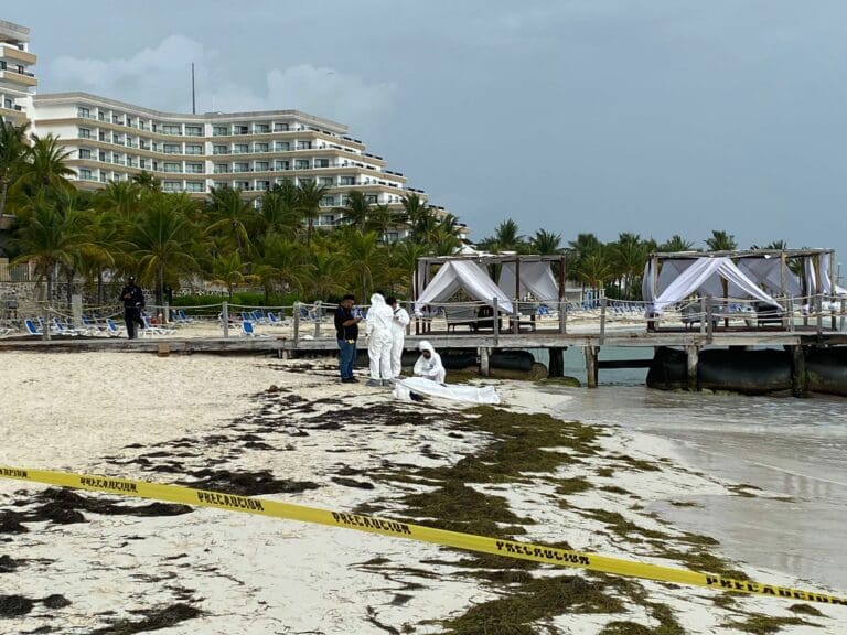 Rescatan cuerpos ahogados de presuntos turistas en la Zona Hotelera de Cancún