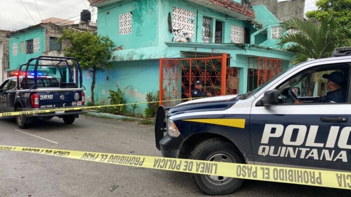 Balean desde un taxi a un peatón en Cancún