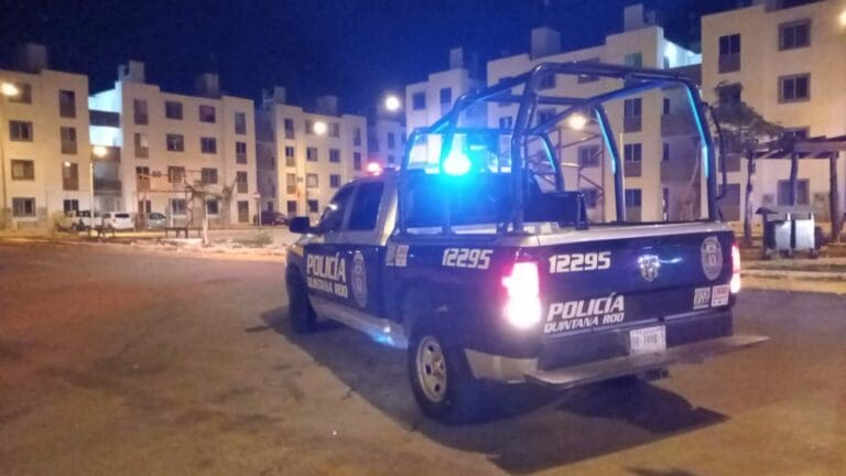 Balean fachada de una casa en el fraccionamiento Paseos Kusamil de Cancún