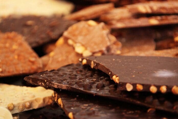 Trabajadores caen en estanque lleno de chocolate y se salvan de milagro