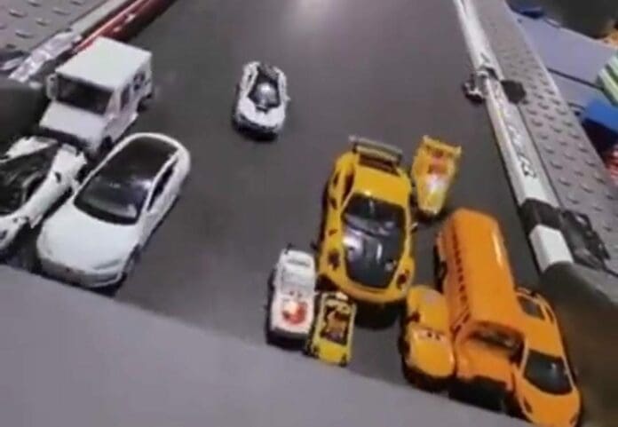 El video de una carrera de autos de juguete se ha viralizado en los últimos días. ¿Por qué? Porque resultó muy emocionante. Foto: Captura de video
