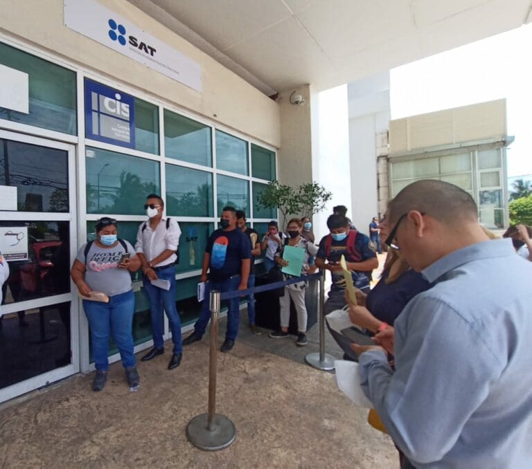 Largas filas en el SAT de Cancún por constancias fiscales