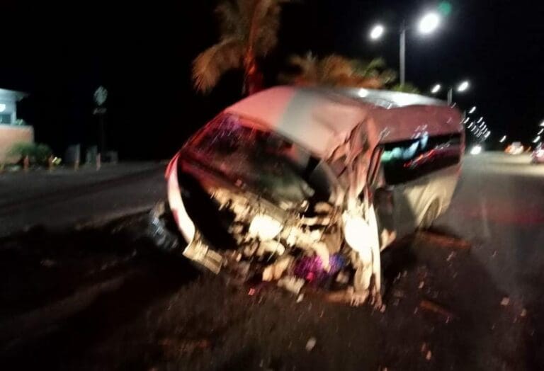 Choca automovilista contra palmera en el bulevar Colosio de Cancún￼