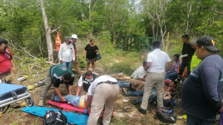 Vuelca camión cargado de personas; hay 11 lesionados