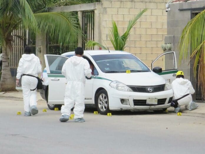 Asesinan a taxista a balazos en Cancún; un menor resultó daño colateral