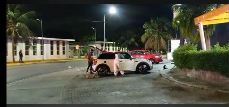 Balean a pareja al interior de un vehículo en la Región 514 de Cancún