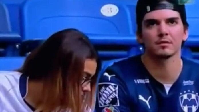 Captan a infiel con “la otra” en partido de fútbol y lo exhiben por no pagar pensión