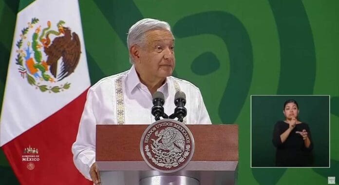 Continúa la polémica por las políticas energéticas; AMLO lamentó que haya tanto traidor a la patria que defiende a empresas extranjeras.