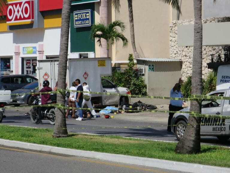 Muere pareja de motociclistas tras ser chocados por camioneta en la Zona Hotelera de Cancún