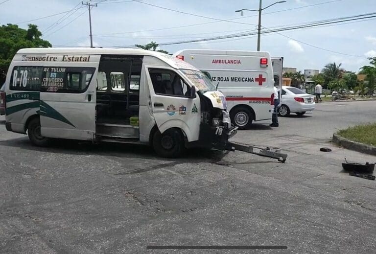 Choque entre combi y camioneta deja 11 heridos, entre ellos una mujer embarazada, en Cancún