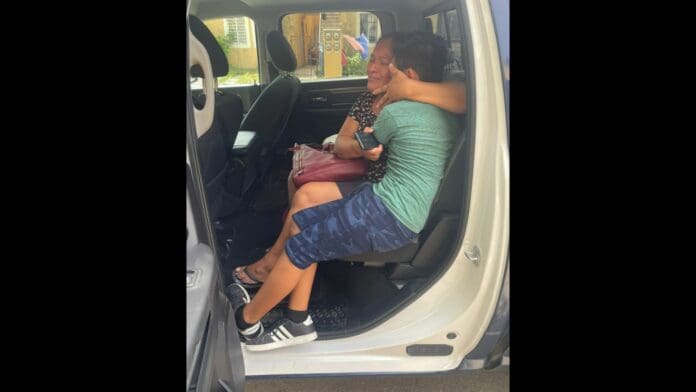 Niño de 12 años se pierde en Villas del Sol, su madre en llanto agradece en policía luego de que lo encontraran