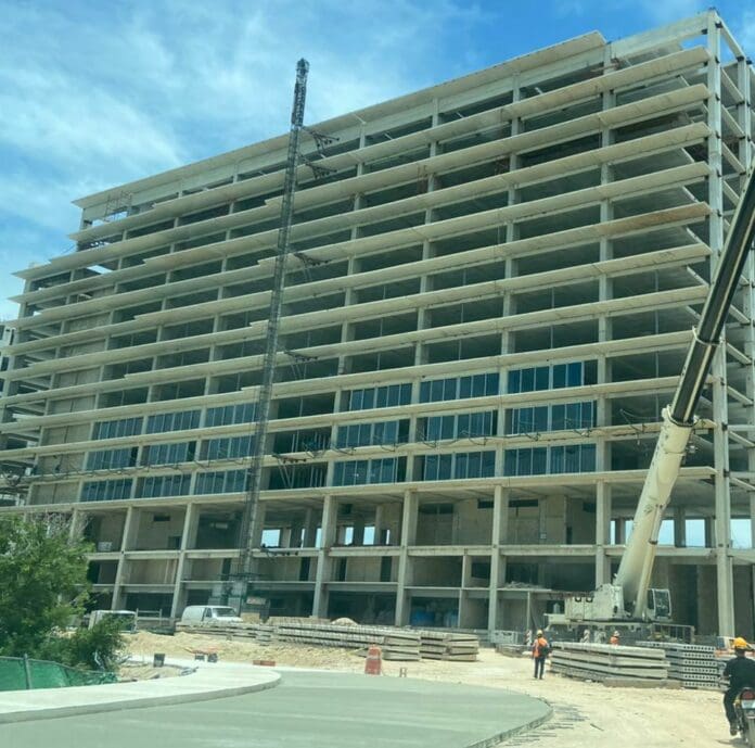 Muere trabajador al caer de altura en hotel en construcción