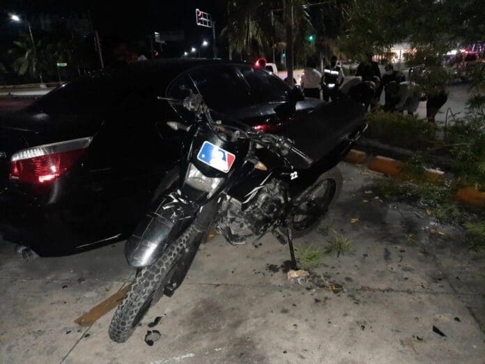Motociclista pierde la vida tras chocar aparatosamente frente a la Plaza Hong Kong de Cancún